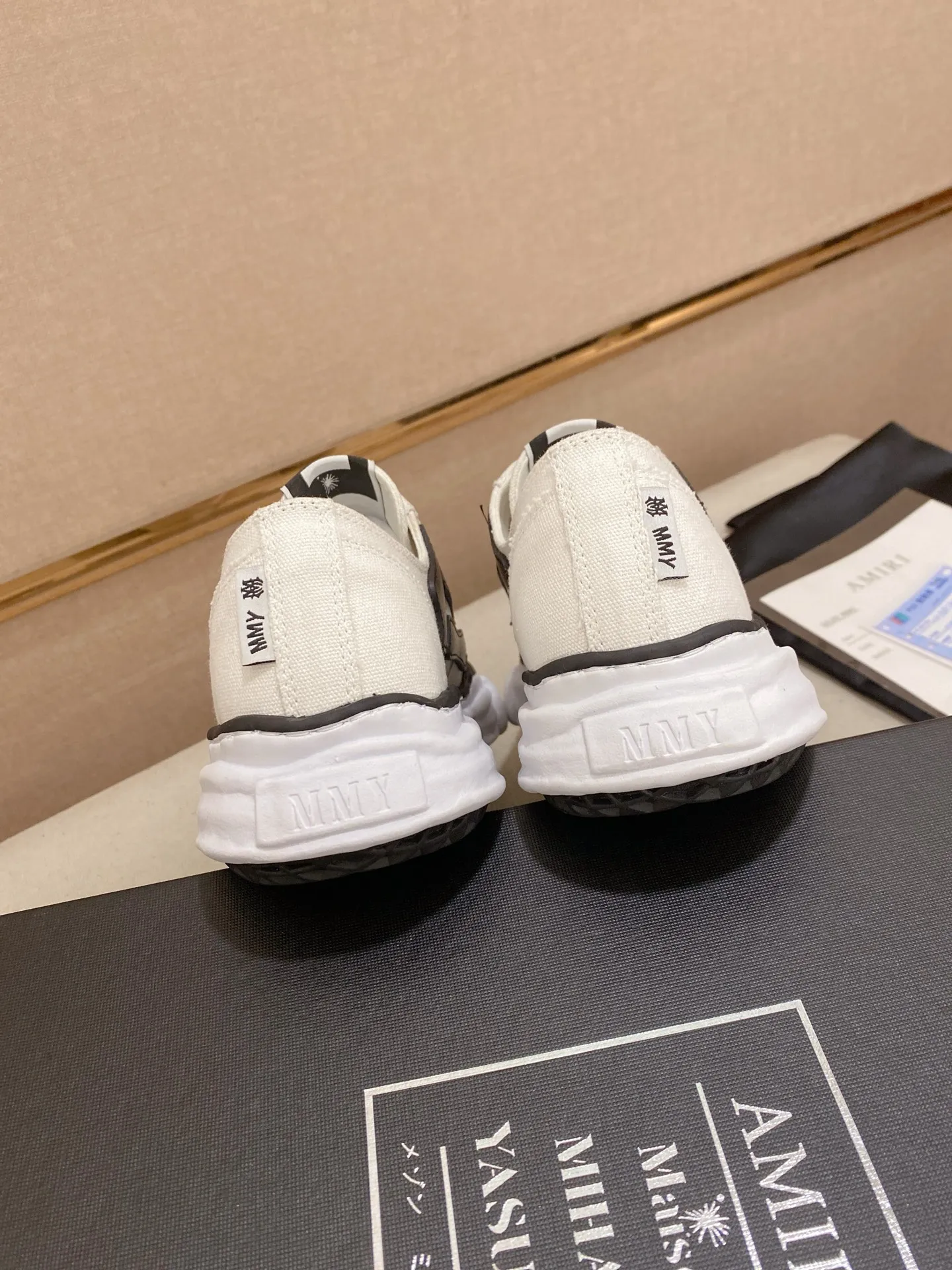 Men's shoes 💰: 580💰 High version [AMIRI] high-end men's shoes brand official website 1:1 latest masterpiece: original mold customization, the fabric is made of imported original materials, upgraded foam outsole, lighter and non-slip. The market's top quality, simple yet tasteful, a must-have for fashionistas, fashionable at your feet, full of confidence, the same style at the counter 👍The summer season is here. Code: 39-44. Can be customized45